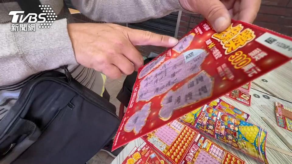 過年期間不少人會去買刮刮樂試手氣。（示意圖／TVBS資料畫面）