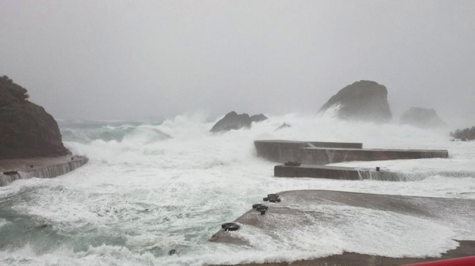 蘭嶼從清晨5時許風雨開始增強，8時左右瞬間陣風9級，浪花打上碼頭。（民眾提供）
