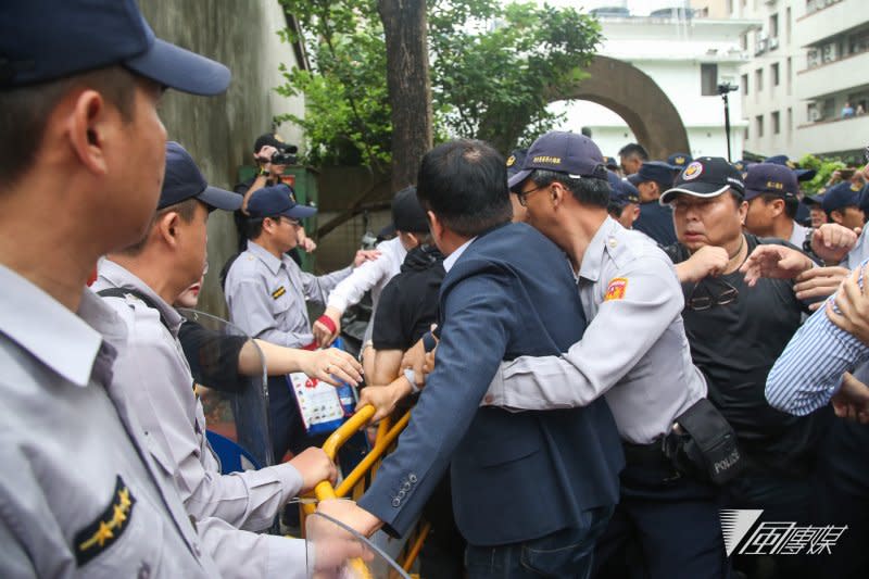 rggf年金改革法案今（19）將於司法及法制委員會審議，監督年金改革聯盟的軍公教團體從昨日開始就夜宿在立法院四周，今早約7點半開始動員，排成人牆堵住青島鎮江街口的兩個出入口，莊瑞雄遭推打。（陳明仁攝）.jpg