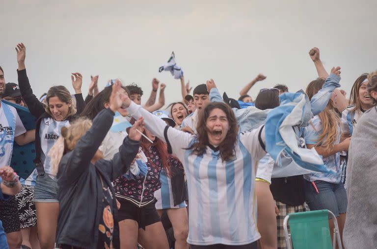 Festejos en Mar del Plata por el triunfo de la Selección Argentina frente al equipo de los Países Bajos