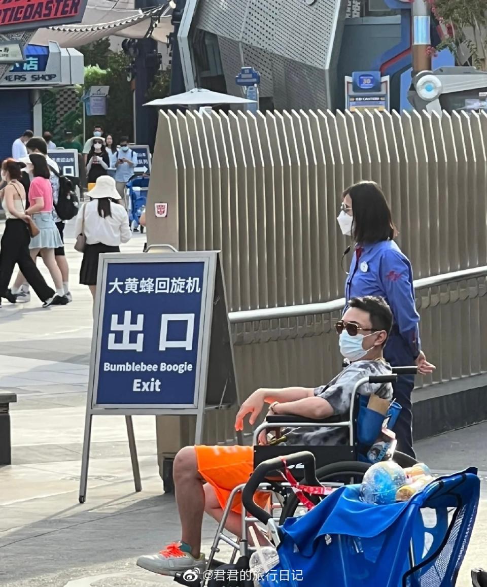 王思聰被人捕捉坐輪椅玩環球影城。（圖／翻攝自君君的旅行日記微博）