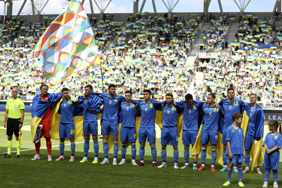 Los jugadores de la selección de Ucrania se alinean previo al partido contra Armenia por la Liga de las Naciones de la UEFA en Lodz, Polonia, sábado 11 de junio de 2002. Ucrania ganó 3-0. (AP Foto/Michal Dyjuk)