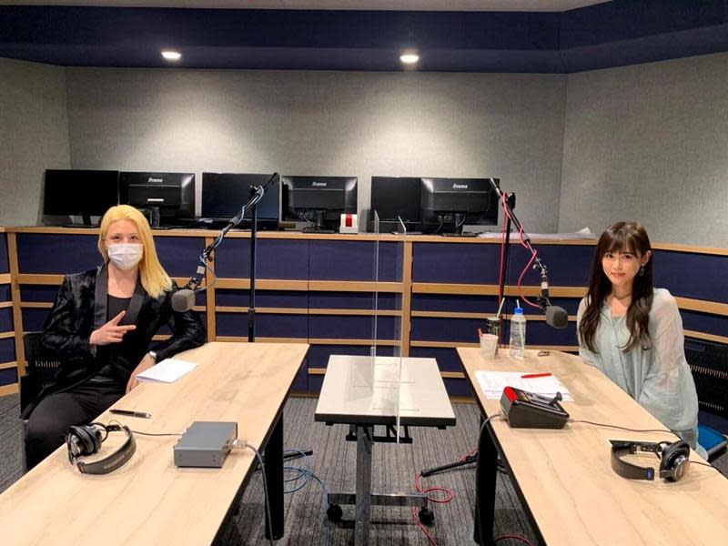 日本第一牛郎羅蘭與歌手TRUE在廣播節目對談，大推《紫羅蘭永恆花園》。（網路圖片）