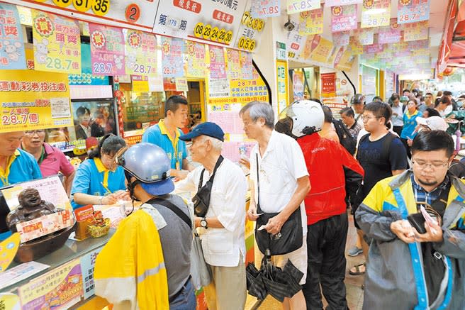 史上最高31.2億元威力彩自7月27日開出「雙頭獎」後，中獎人的身分、如八點檔連續劇的故事情節從來沒停過。（本報資料照片）