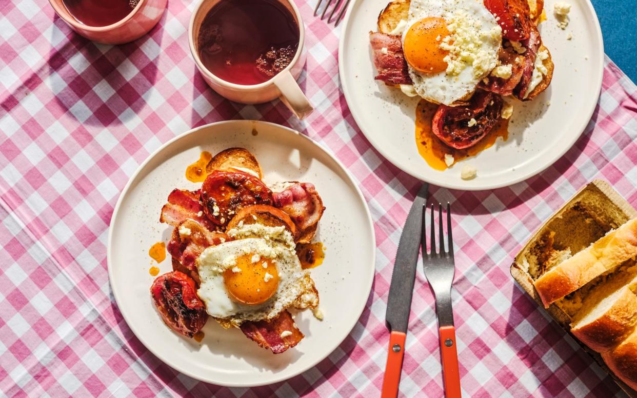 Brioche with bacon, fried egg and chilli-roast tomatoes