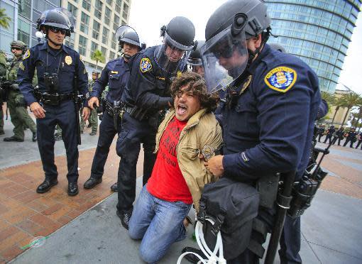 在川普演說的會場外，警方逮捕激烈示威抗議的民眾。（美聯社）