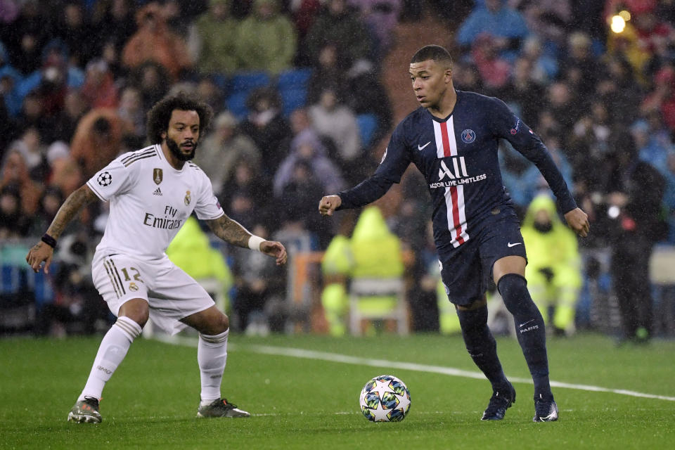 C’est parti à Santiago Bernabeu ! M.Artur Dias Correia, l’arbitre portugais de la rencontre, a sifflé le coup d'envoi de la rencontre. Le premier joueur à se mettre en évidence est l’inévitable Kylian Mbappé, auteur à la 2è minute de jeu d’une jolie louche pour Meunier côté droit. Le public madrilène a dû apprécier.