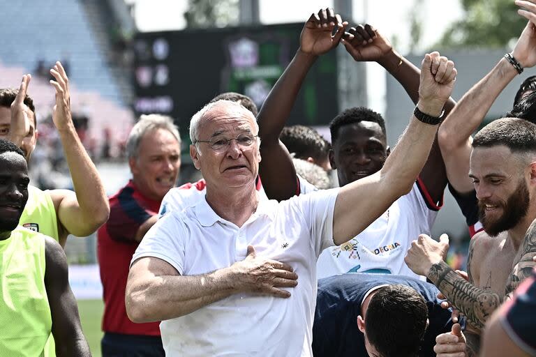 Ranieri se señala el corazón en la dedicatoria a los hinchas de Cagliari