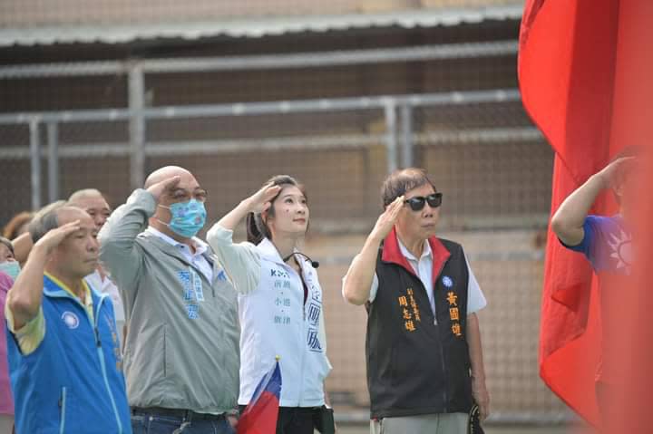 李明璇(左三)向國旗敬禮。   圖：翻攝李明璇/臉書