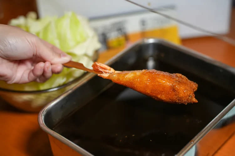 品嘗大阪代表性美食串炸，沾了醬料之後禁止回沾。田欣雲攝