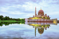<b><p>Putra Mosque (Putrajaya, Malaysia)</p></b> <p>Facing the scenic Putrajaya Lake, the stunning Putra Mosque is modelled after Persian Islamic architecture of the Safavid dynasty with other Muslim influences.</p>