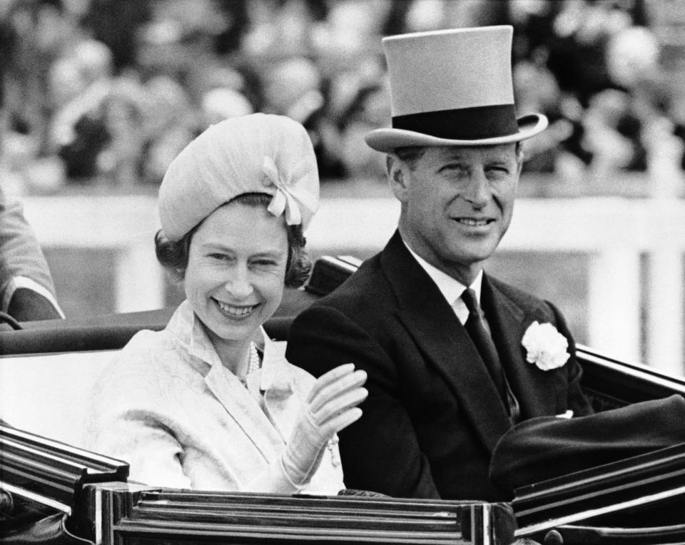 ARCHIVO - En esta foto del 19 de junio de 1962, la reina Isabel II de Inglaterra y el príncipe Felipe recorren la pista en carreta antes de una carrera en Ascot, Inglaterra. El príncipe Felipe fue el consorte real con más años de servicio real en la historia británica. (AP Foto/Archivo)