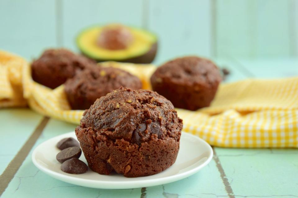 <p>Braun gefleckte Avocados lassen sich nicht nur zu Guacamole verarbeiten, sondern eignen sich auch als Zutat für Brownies, Muffins oder Schokopudding. Fettreiche Avocados funktionieren als gesunder und veganer Ersatz für Butter und passen geschmacklich ideal zu Schokolade. Und im Teig verquirlt, fallen braune Stellen oder Dellen in der Frucht auch nicht mehr auf. (Bild: iStock/AmalliaEka)</p> 