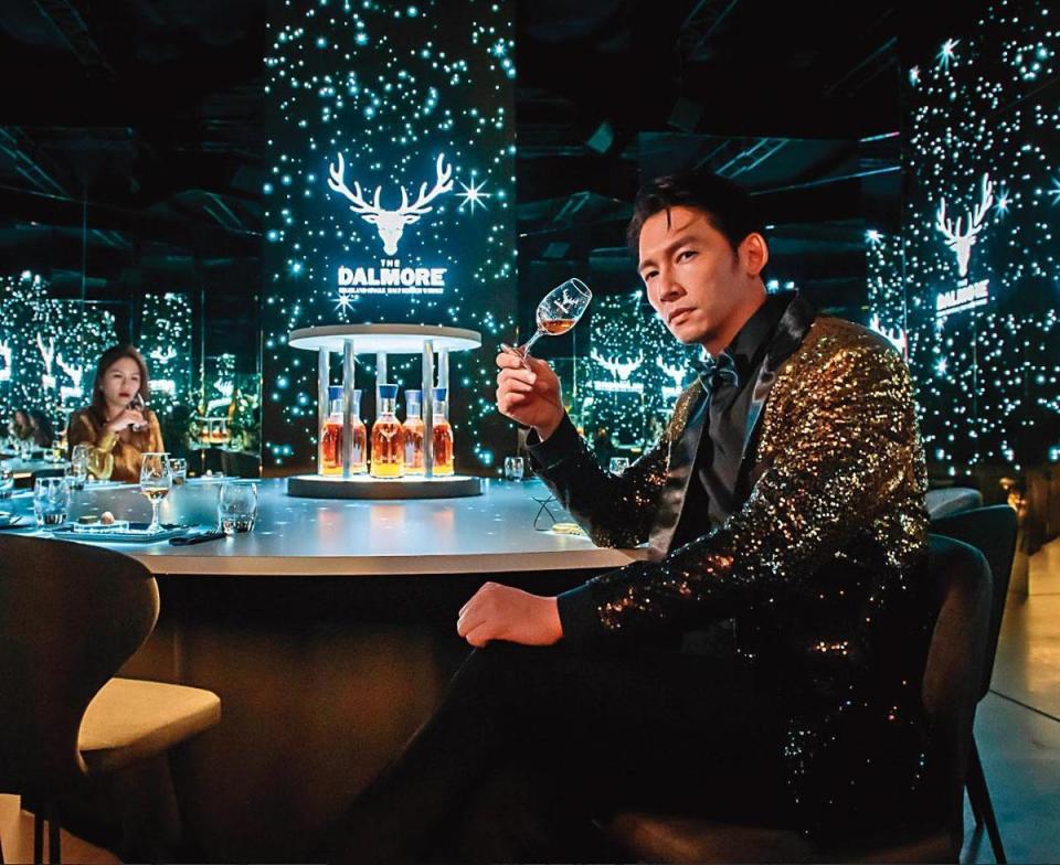知名威士忌品牌在台灣這樣的一級戰區，除了打多打廣還要打高，大摩的鎏金奢展就找來明星溫昇豪站台。