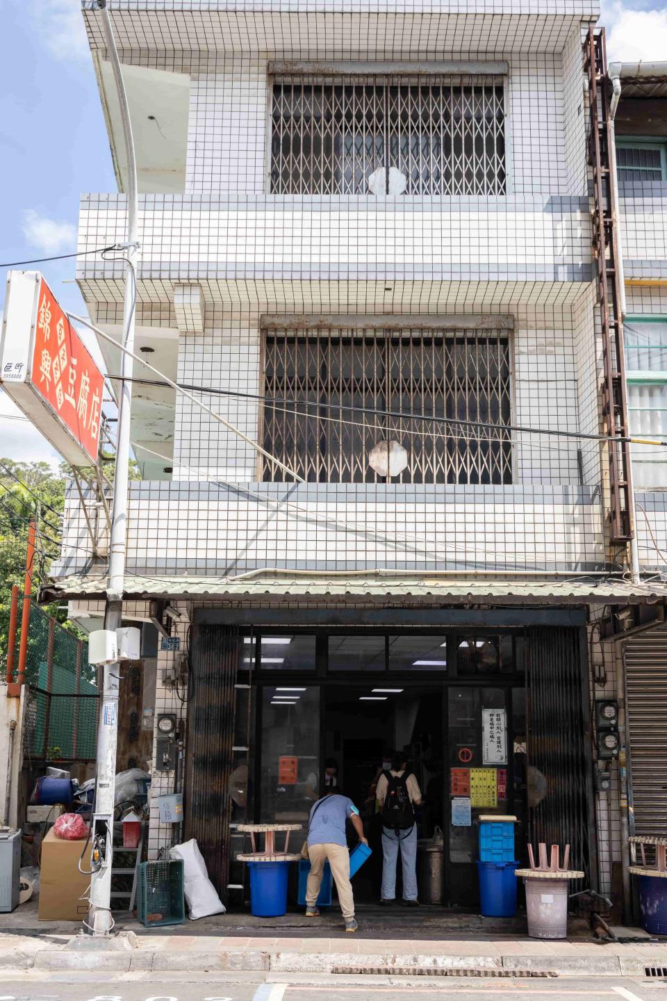 「錦興豆腐店」地點位於新埔國小旁。       