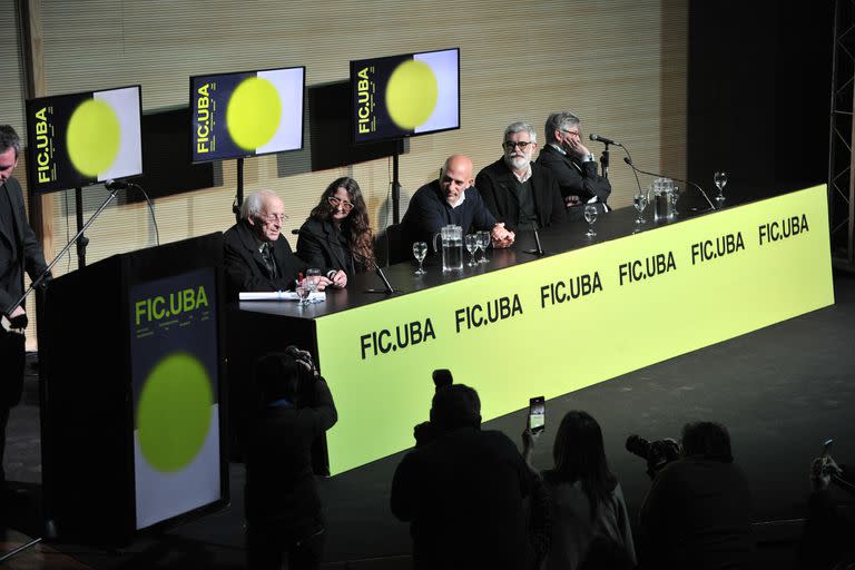 En un acto celebrado en el Aula Magna de la FADU, los cineastas Manuel Antín, Sergei Loznitsa y Lucrecia Martel recibieron el doctorado Honoris Causa de la UBA
