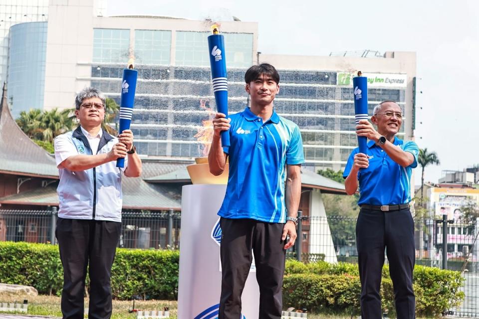 ▲體育署副署長房瑞文（左）、東京奧運男子柔道銀牌選手楊勇緯（中）、臺灣體大校長許光麃（右）進行聖火傳承儀式。