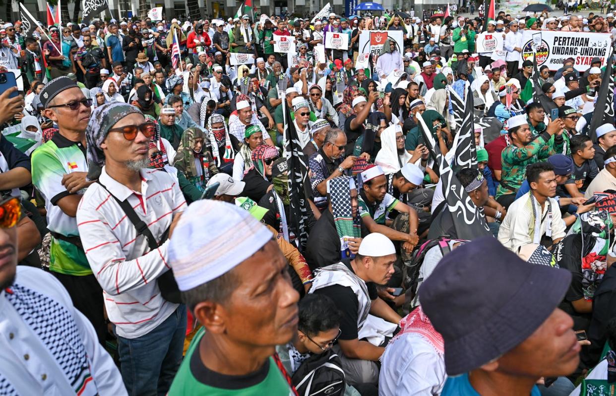 Islamistas malasios se manifiestan a favor de la sharia el 20 de noviembre de 2023. <a href="https://www.gettyimages.com/detail/news-photo/malaysia-islamist-party-supporters-held-a-rally-to-protect-news-photo/1793715130?adppopup=true" rel="nofollow noopener" target="_blank" data-ylk="slk:Zahim Mohd/NurPhoto via Getty Images;elm:context_link;itc:0;sec:content-canvas" class="link ">Zahim Mohd/NurPhoto via Getty Images</a>