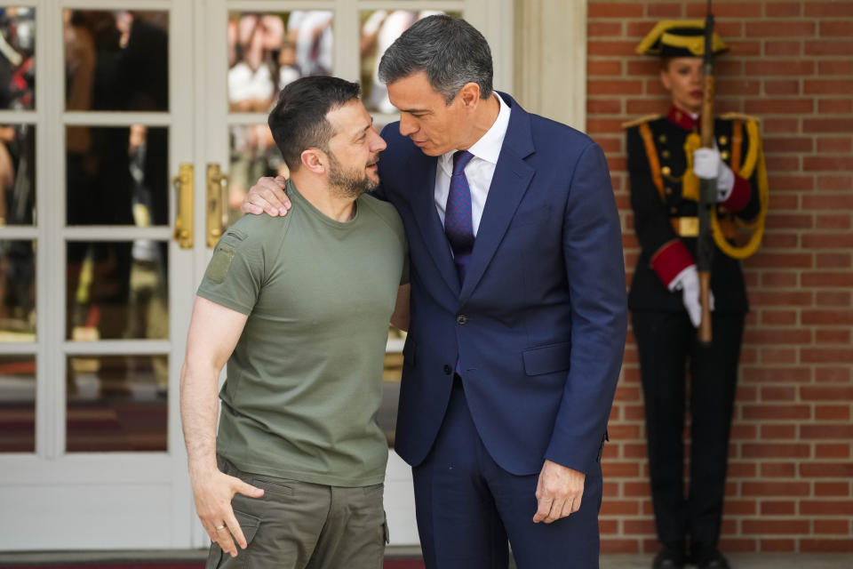 El presidente de Ucrania, Volodymyr Zelenskyy, a la izquierda, es recibido por el presidente del Gobierno, Pedro Sánchez, en el palacio de la Moncloa, el lunes 27 de mayo de 2024. (AP Foto/Paul White)