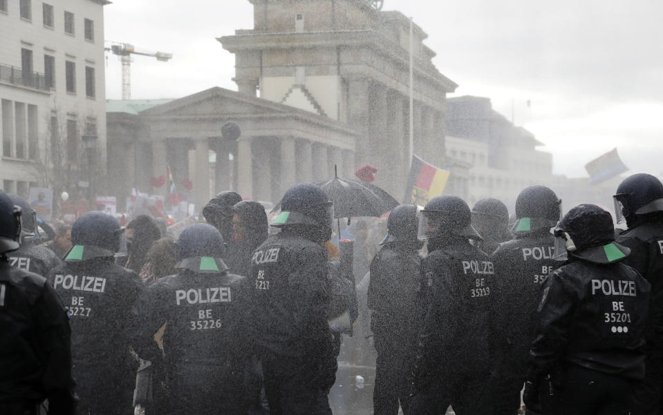 Migliaia di persone si sono riunite per dire no alle misure di contenimento dovute alla pandemia: da una manifestazione inizialmente pacifica, si è arrivati agli scontri con gli agenti. (Ap Photo)