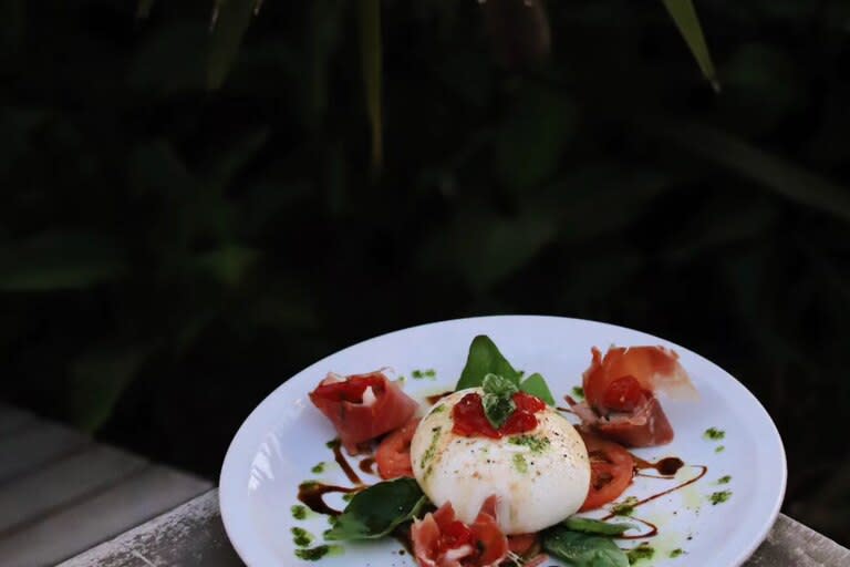 Sentite en la selva mientras compartís delicias como esta burrata.