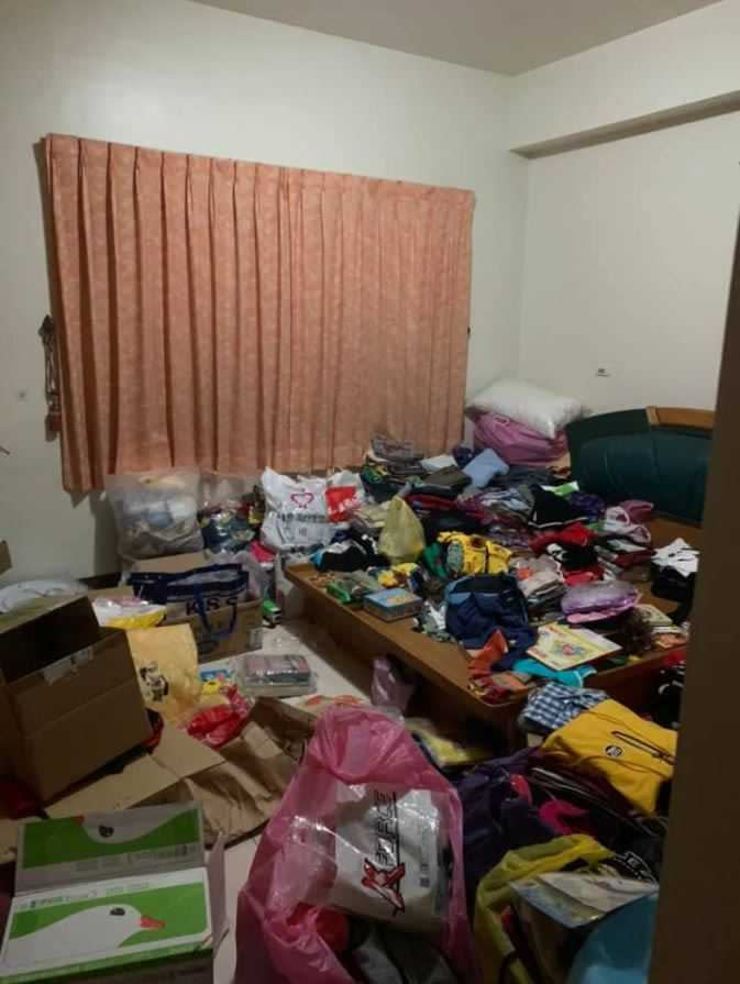 1名網友抱怨媽媽不斷購物，家中的透天厝被物品堆到幾乎沒有地方站。（圖／翻攝自「爆怨2公社」臉書）
