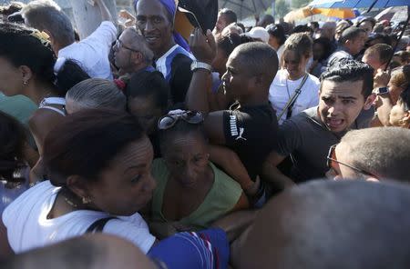 People are squeezed together as they gather to pay tribute to Cuba's late President Fidel Castro in Havana, Cuba, November 28, 2016. REUTERS/Edgard Garrido