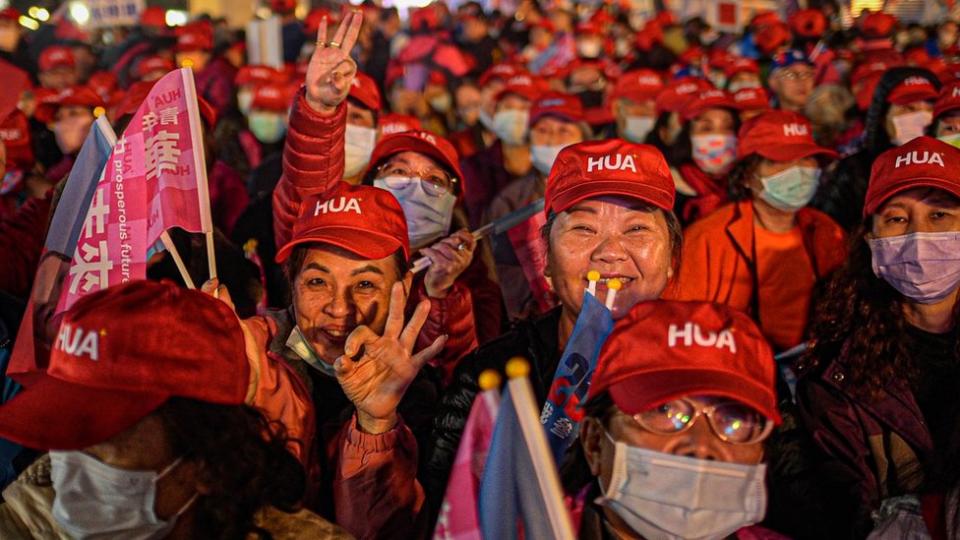 國民黨集會上揮舞旗幟的婦女