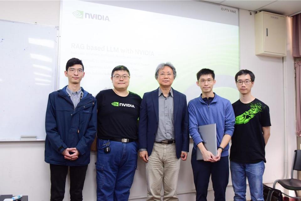 LLM Workshop登場，中原大學副校長洪穎怡（中）與NVIDIA四位解決方案架構師合影。（中原大學提供／蔡明亘桃園傳真）