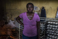 <p>A Garifuna woman in a bakery in Tegucigalpa, Honduras. The Afro-Honduran communities are an example of internal migration in the country. They live mainly on the Atlantic coasts and the islands, but some are forced to move to the big cities to find a job.<br>Garifunas oppose their forced displacement from traditional lands by tourism and residential development projects, and for this reason among others suffer repression and isolation. (Photo: Francesca Volpi) </p>