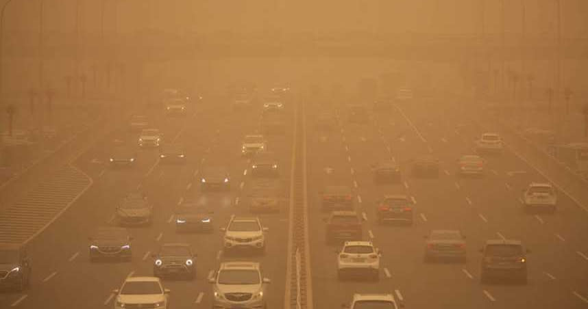 中國大陸「近10年來最強沙塵暴」正在侵襲南韓，圖為北京高速公路。（圖／美聯社）