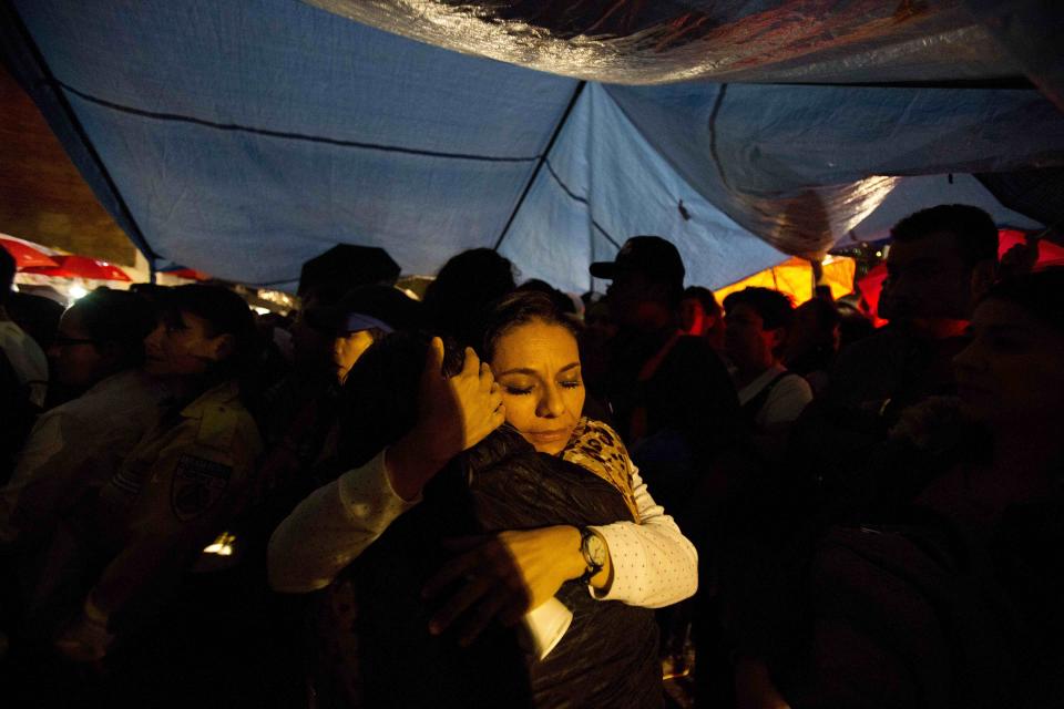 <p>Familienangehörige von Opfern des letztjährigen Erdbebens in Mexico City gedenken in einer Trauerzeremonie ihrer verstorbenen Angehörigen. (Bild: AP Photo/Rebecca Blackwell) </p>