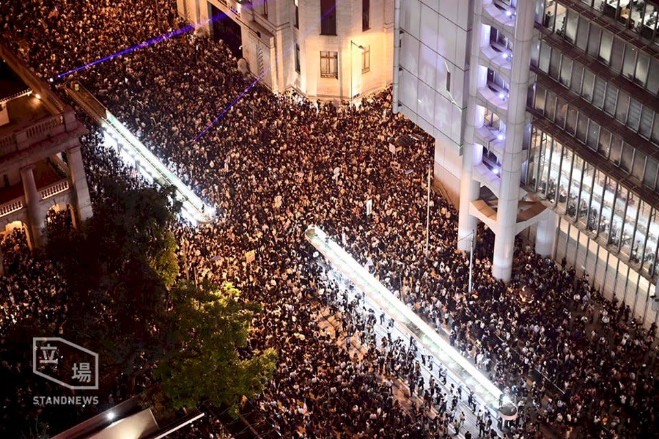 「香港人權法造勢大會」14日晚間於香港中環遮打花園舉行，現場人潮將集會地點擠爆。圖：立場新聞