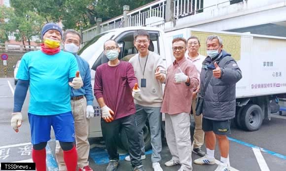 雲嘉南分署台南就業中心就服員用心媒合，協助中高齡顏損者重返職場。（記者李嘉祥攝）