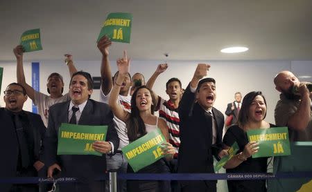 Anti-government demonstrators protest in front of the session of the impeachment committee against Brazil's President Dilma Rousseff in Brasilia, Brazil, April 6, 2016. REUTERS/Adriano Machado