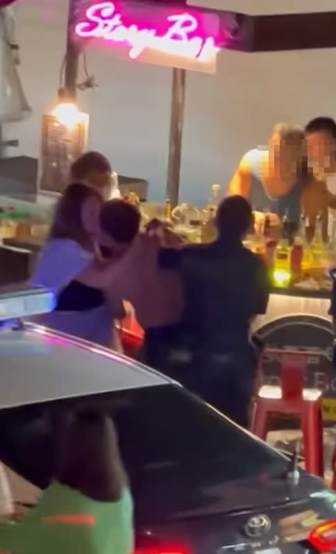 警方到場後，男子疑似還在跟女友親吻。（圖／翻攝自爆料公社二社臉書）