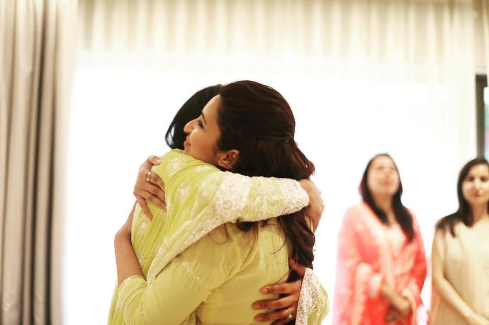 La hermana de la futura novia, Parineeti Chopra, le dedicó un emotivo post. Instagram @parineetichopra