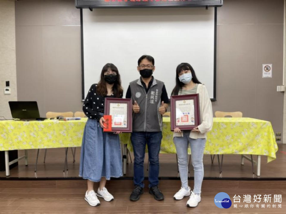 「110學年桃園市客語沉浸式教學模組」特優獎得主-桃園市立平鎮幼兒園老師李岱姍（左）、邱妍毓（右)。<br /><br />
