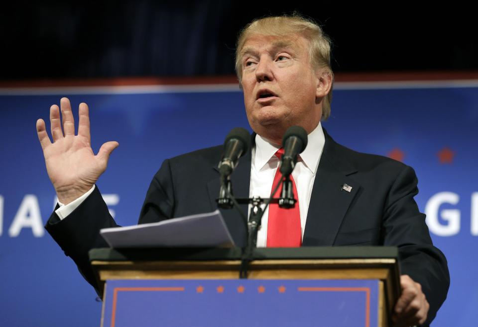 En esta foto del martes 16 de junio de 2015, el aspirante a la candidatura presidencial por los republicanos Donald Trump habla a un grupo de simpatizantes durante un acto en Des Moines, Iowa (AP Foto/Charlie Neibergall, archivo)