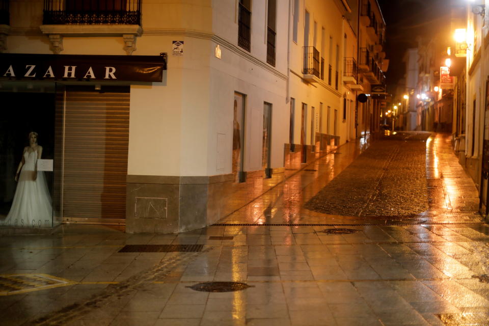 Otra calle de Ronda por la que no se ve ni un alma. Las imágenes son sobrecogedoras. (REUTERS/Jon Nazca)