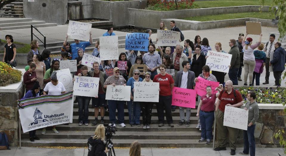 Estudiantes protestan en Utah luego de la cancelación de una conferencia feminista en la que iba a permitirse asistir con armas. (AP)