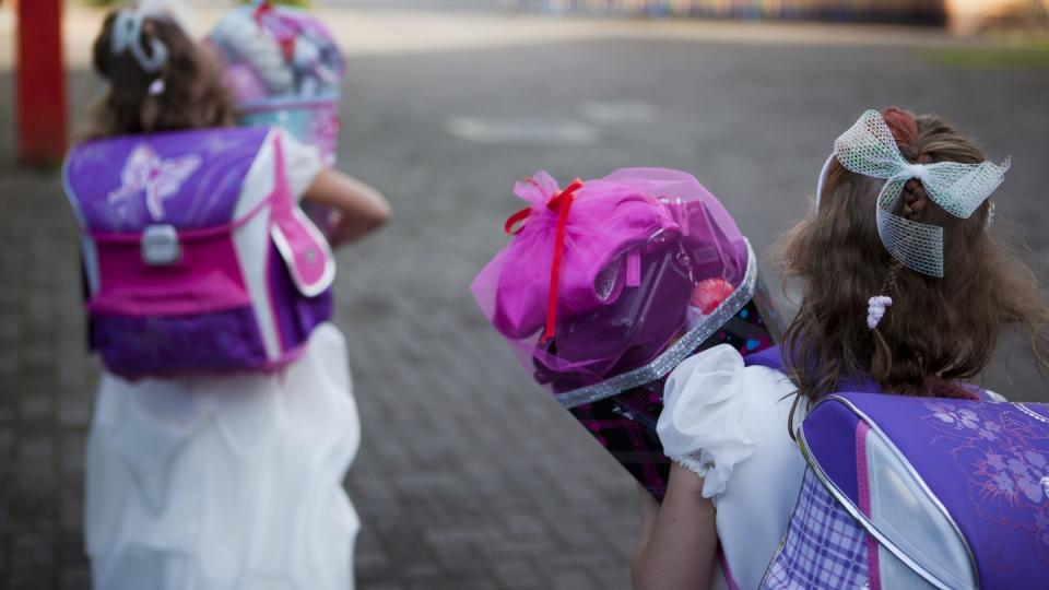 Schulranzen und Schultüte - zwei vergleichsweise große Posten, die bei der Einschulung auf Eltern zukommen. Allerdings will die Schultüte auch gefüllt werden. Foto: Silvia Marks/dpa-tmn