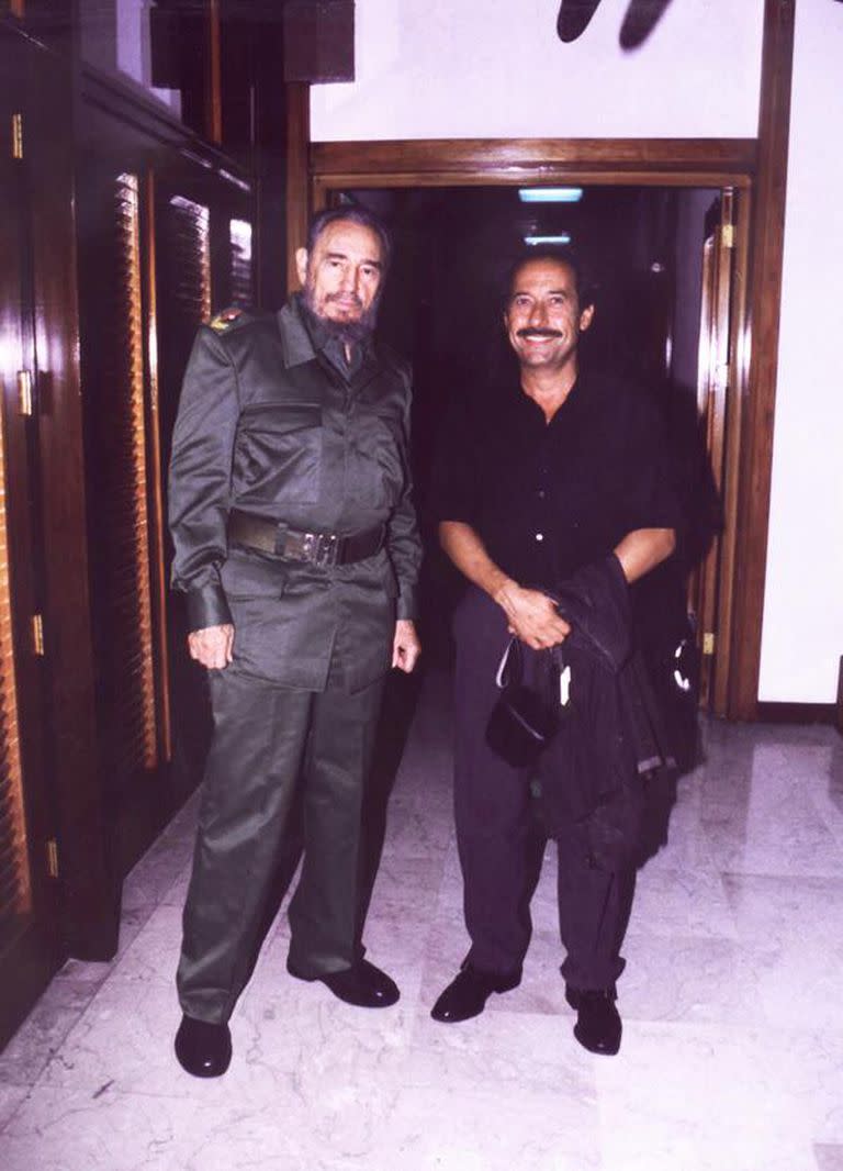 Guillermo Francella junto a Fidel Castro en el 2003