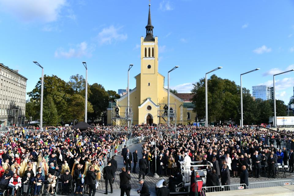 Pope Francis waves to the crowd as he heads to the Liberty Square for a holy mass on Sept. 25 in Tallinn. (Photo: VINCENZO PINTO via Getty Images)