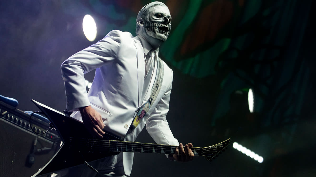  Wes Borland of Limp Bizkit performs on stage at the SSE Arena on December 16, 2016 in London, England. 