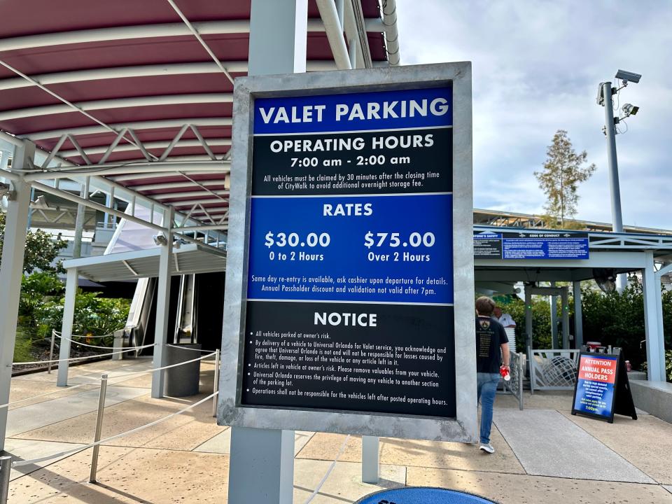 signs for valet parking at universal orlando