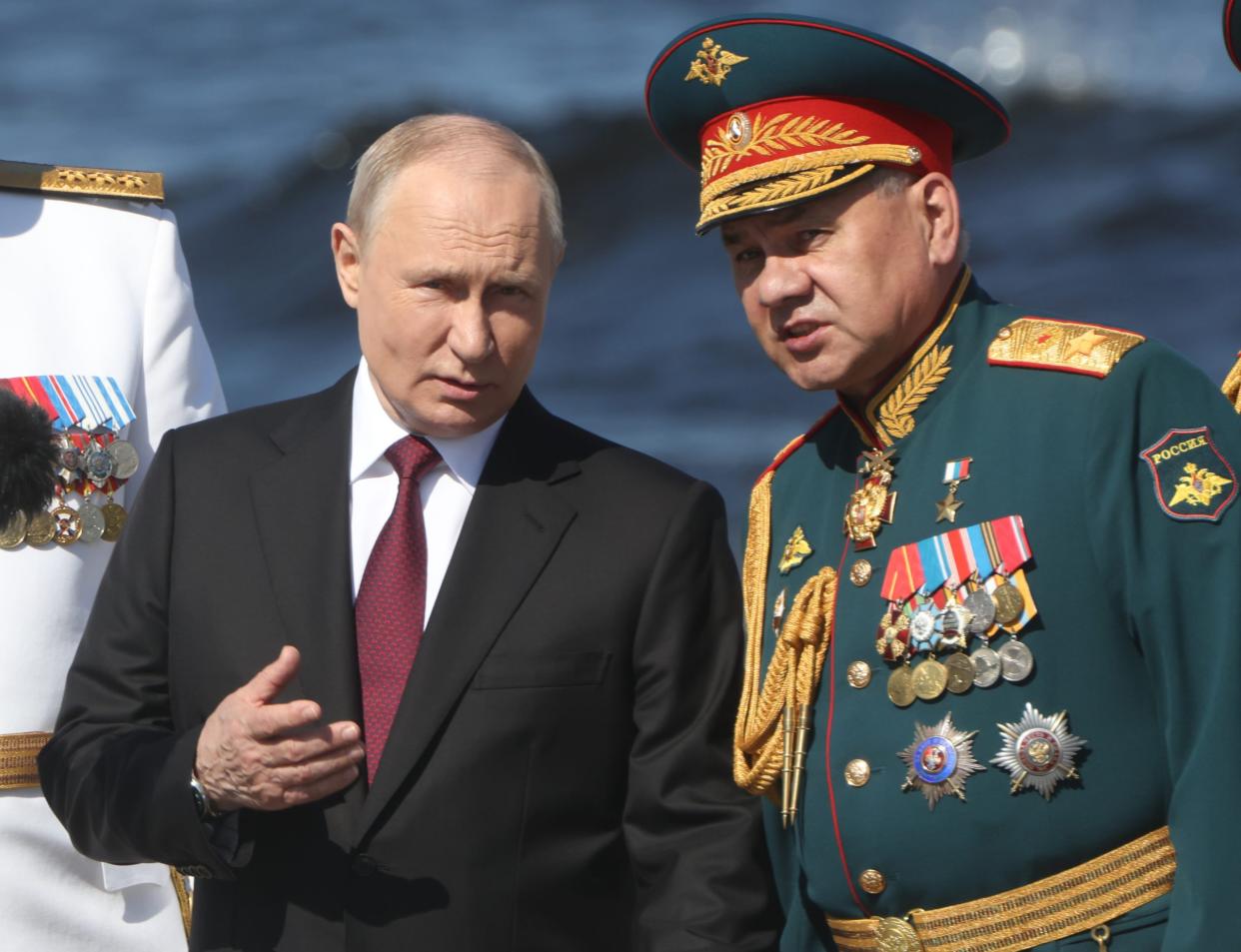 Die Militärausgaben steigen, der Rubel fällt. Russlands Präsident Wladimir Putin und Verteidigungsminiter Schoigu. - Copyright: Photo by Contributor/Getty Images