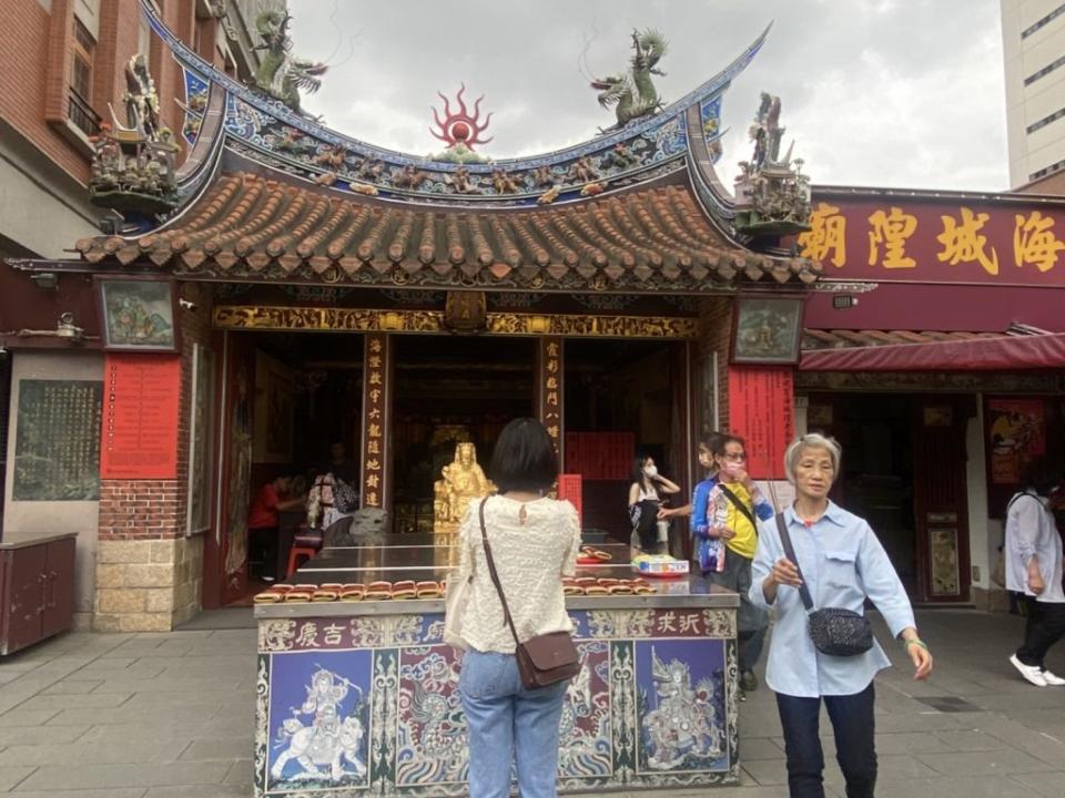 霞海城隍廟吸引青年男女拜月老。