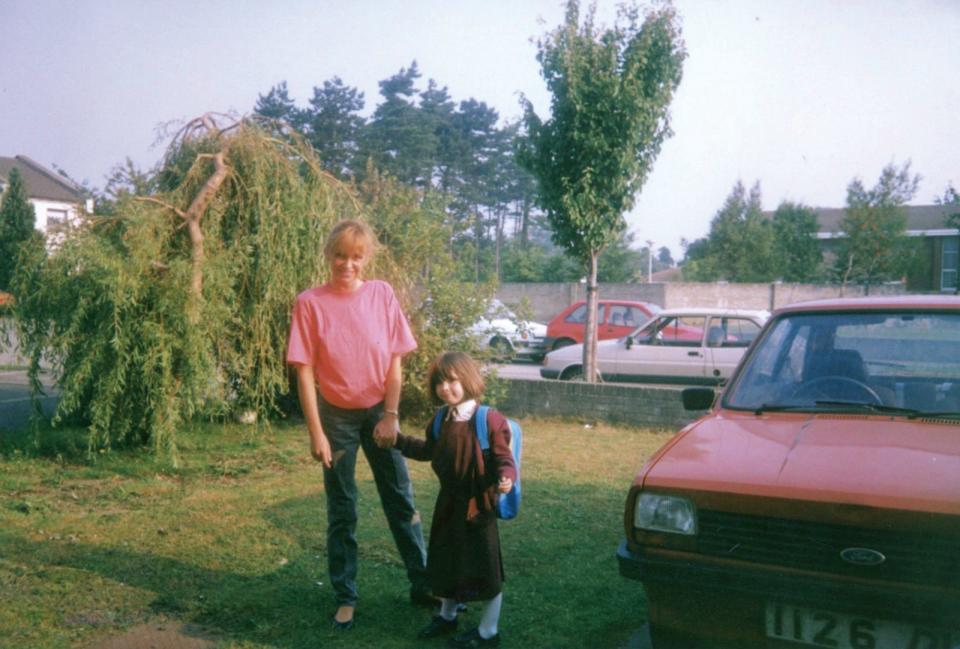 Irish girl Rebecca Quin alongside her mom on the first day of school.