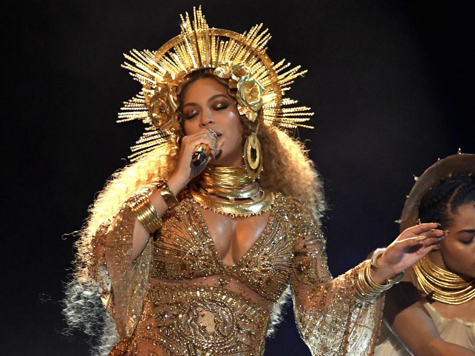 Beyonce dress close up Grammys 2017 